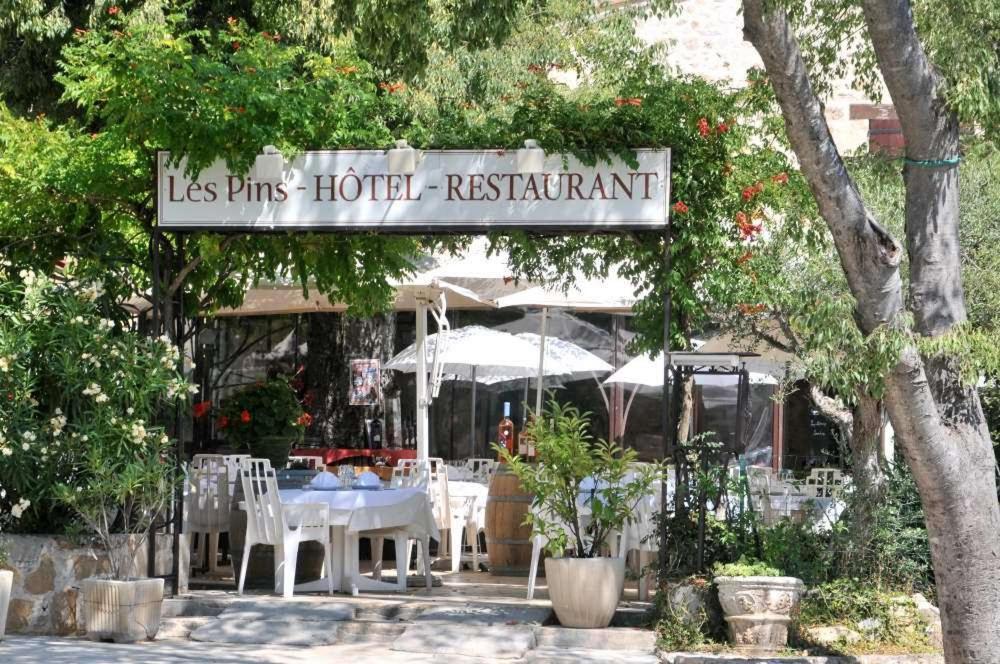 Les Pins Restaurant Et Chambre D'Hotes Sillans-la Cascade Exterior photo