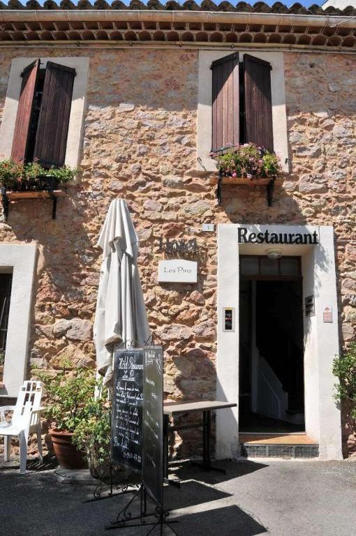 Les Pins Restaurant Et Chambre D'Hotes Sillans-la Cascade Exterior photo